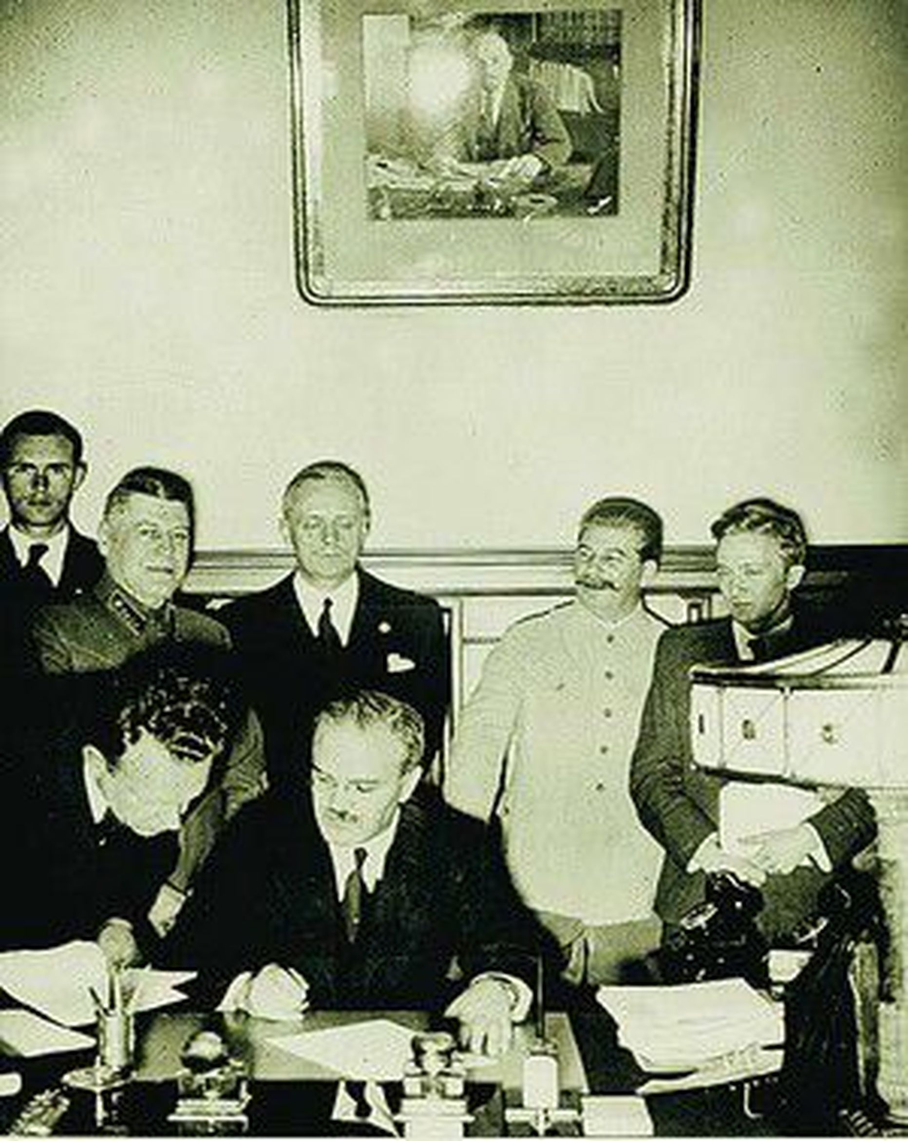 Molotov-Ribbentropi pakti allkirjastamine 23. augustil 1939. Molotov istub ees keskel, Ribbentrop seisab tema selja taga.