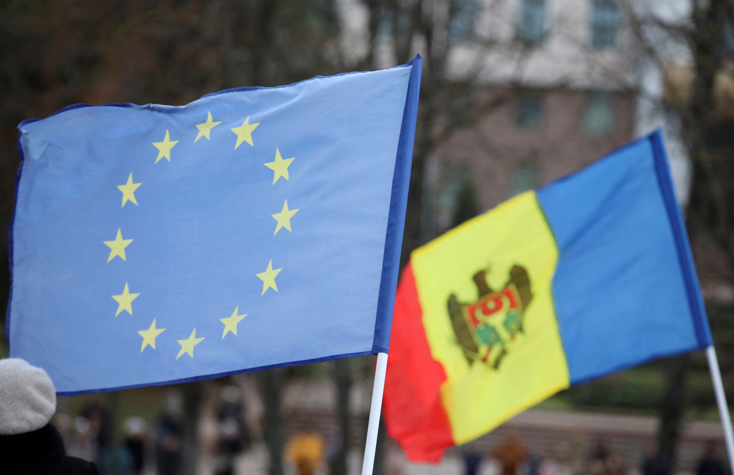 Флаги ЕС и Молдовы.