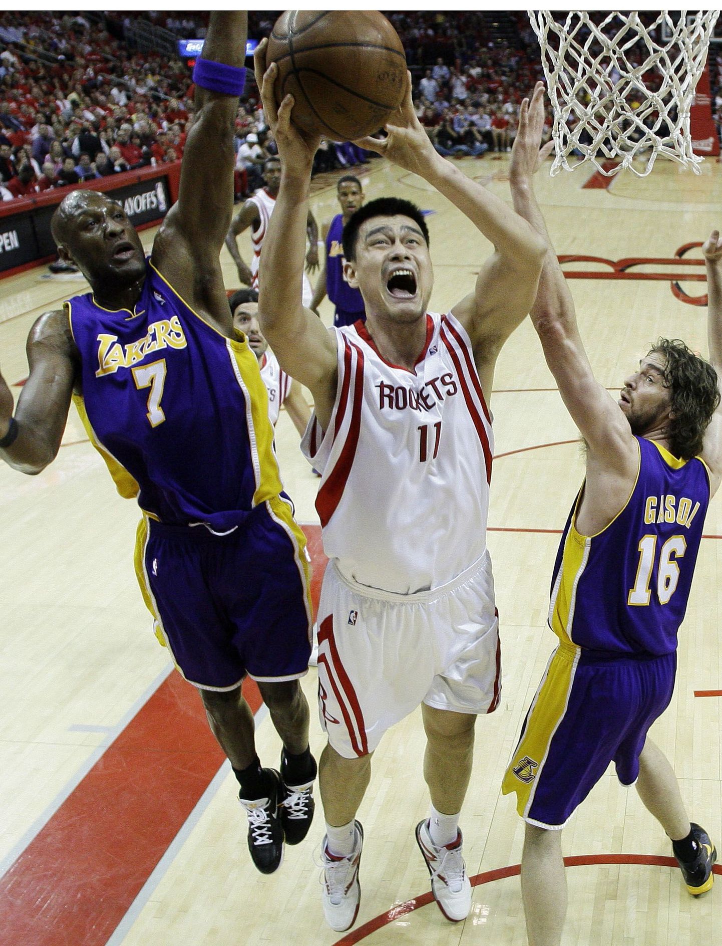 Yao Ming mängus Los Angeles Lakersi vastu. Yaot üritavad takistada Pau Gasol (paremal) ja Lamar Odom.