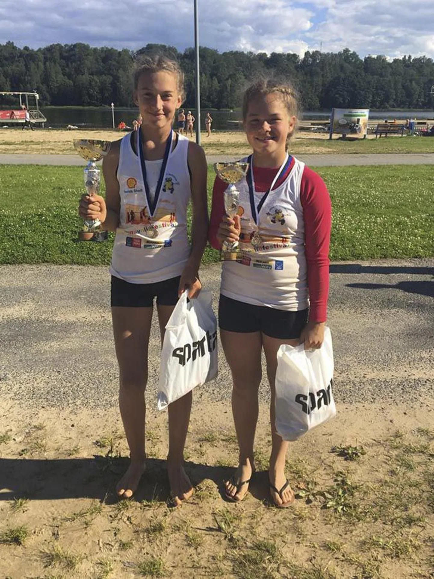 Sonja Siimson (vasakul) ja Janelle Leenurm teenisid Eesti rannavolle noorte karikasarja U-14 vanuseklassis üldvõidu. Kodusel mõõduvõtul said tublit mängu näidanud tüdrukud teise koha.