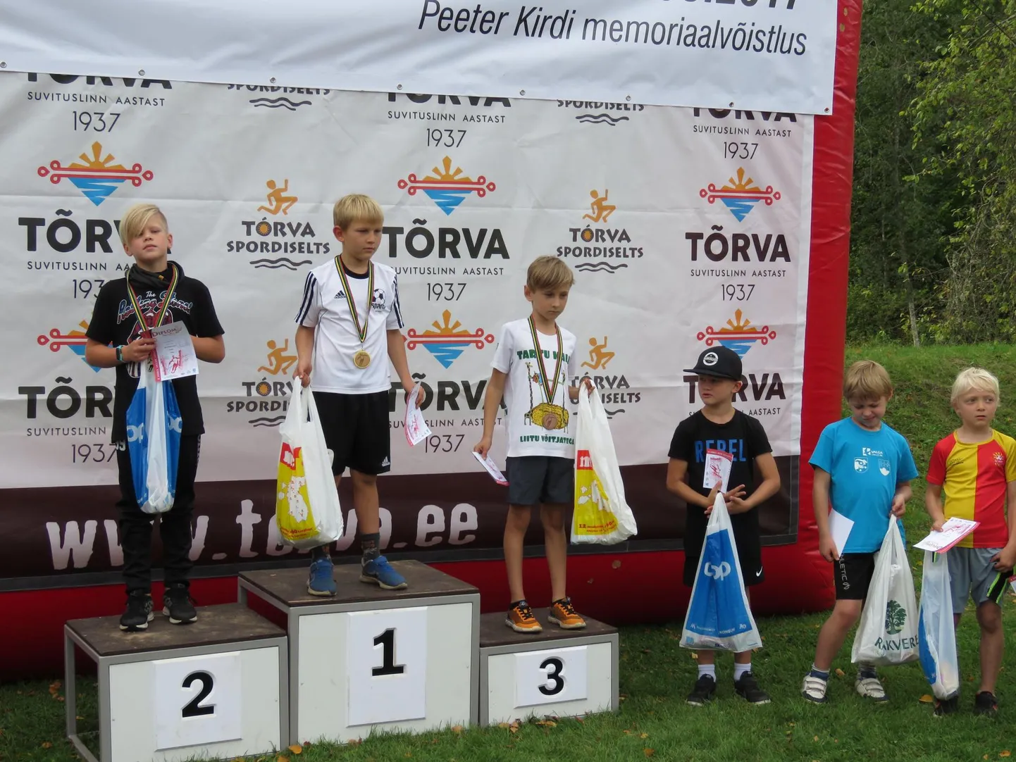 Kergejõustikupäeval osalevad kuni 14-aastased tüdrukud ja poisid.