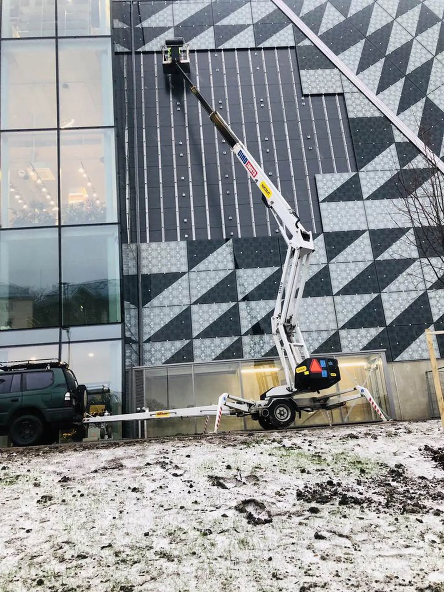 Miks võeti maha vastavatud kaubanduskeskuse T1 Mall of Tallinn välisseina klaaspaneelid?