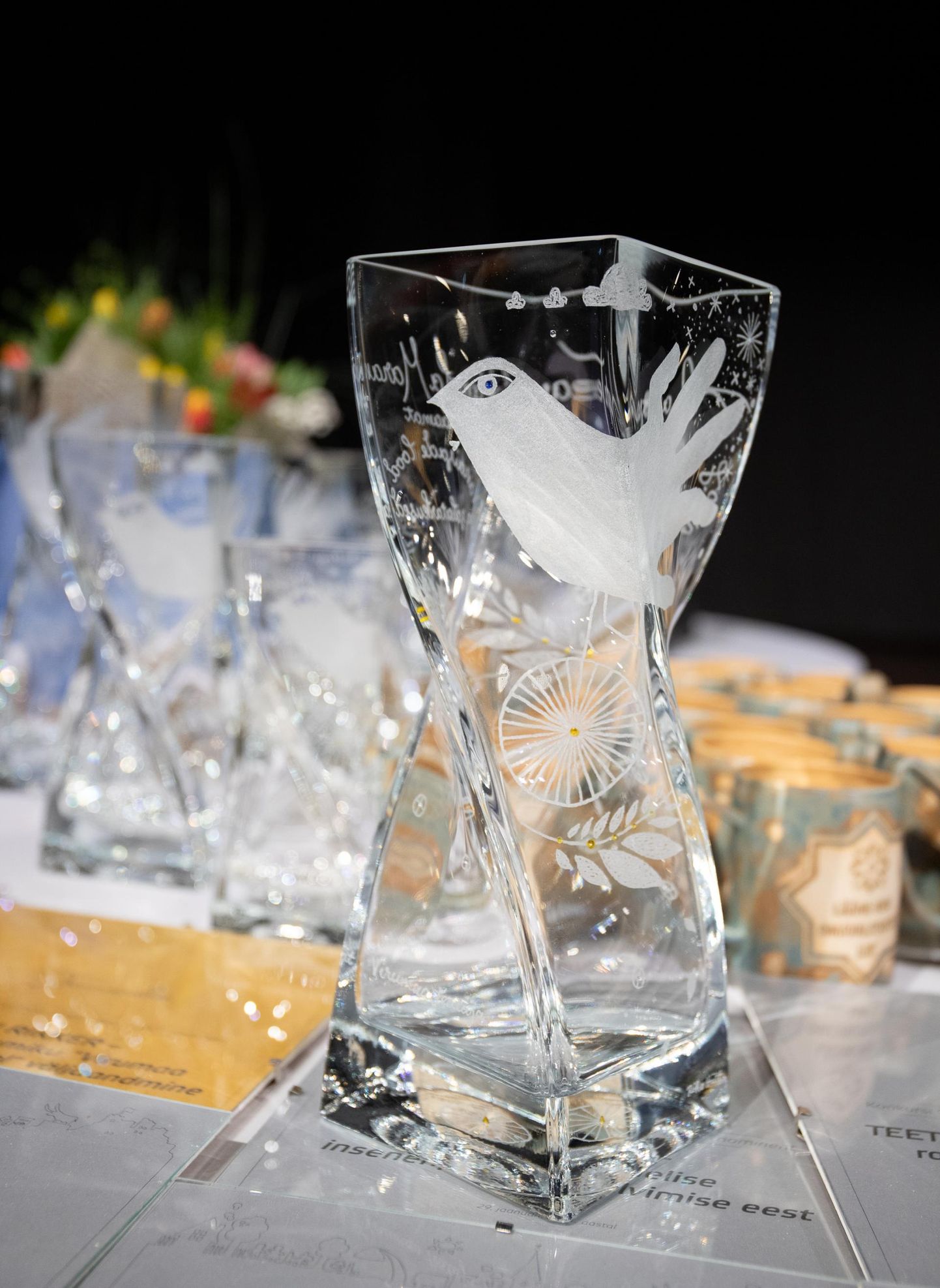 Aasta teo konkursi auhinnavaasid on traditsiooniliselt kujundanud klaasikunstnik Riho Hütt.