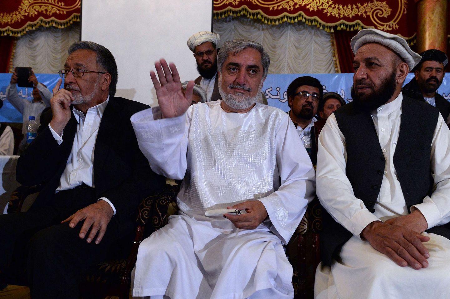 Abdullah Abdullah (keskel) oli siiani Afganistani presidendivalimiste favoriit.