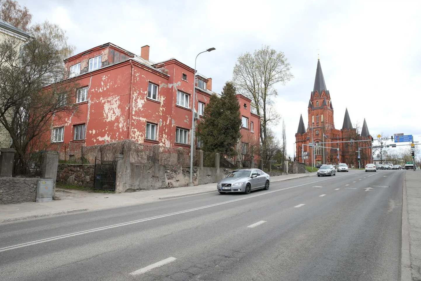 Narva mnt 100 asuva maja ühistu pole aastaid lahendanud umbes torustiku ning seetõttu üleajava solgi kogumiskaevu probleemi. Seetõttu peavad majaelanikud aeg-ajalt hakkama saava lehkava keldriga, mille põrandalt ei puudu ka väljaheited.