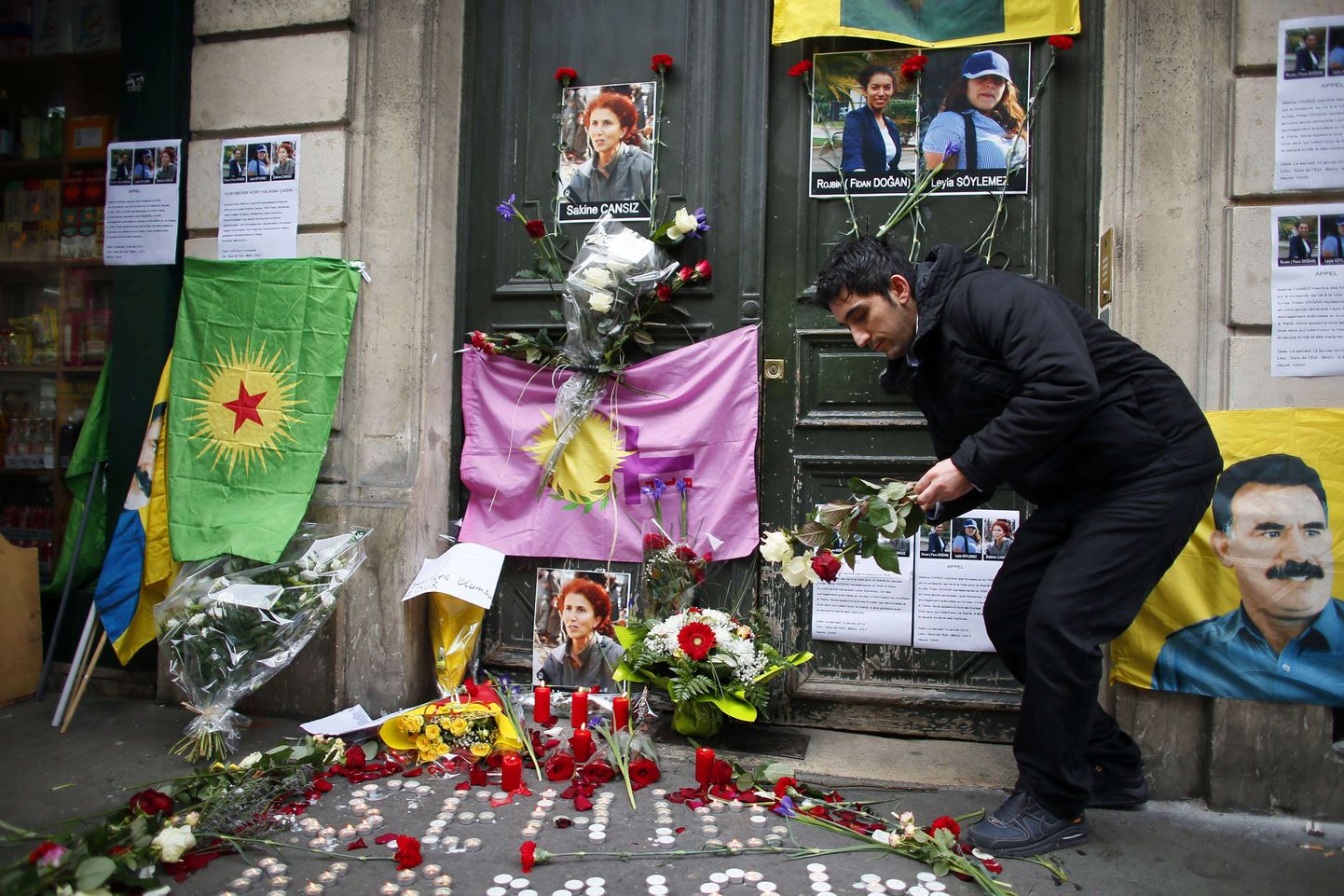 Prantsusmaal elavad kurdid tõid täna mõrvapaika Pariisis lilli ja küünlaid.