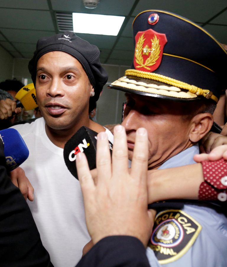 Ronaldinho (vasakul) on sunnitud Paraguais viibima planeeritud kauem.