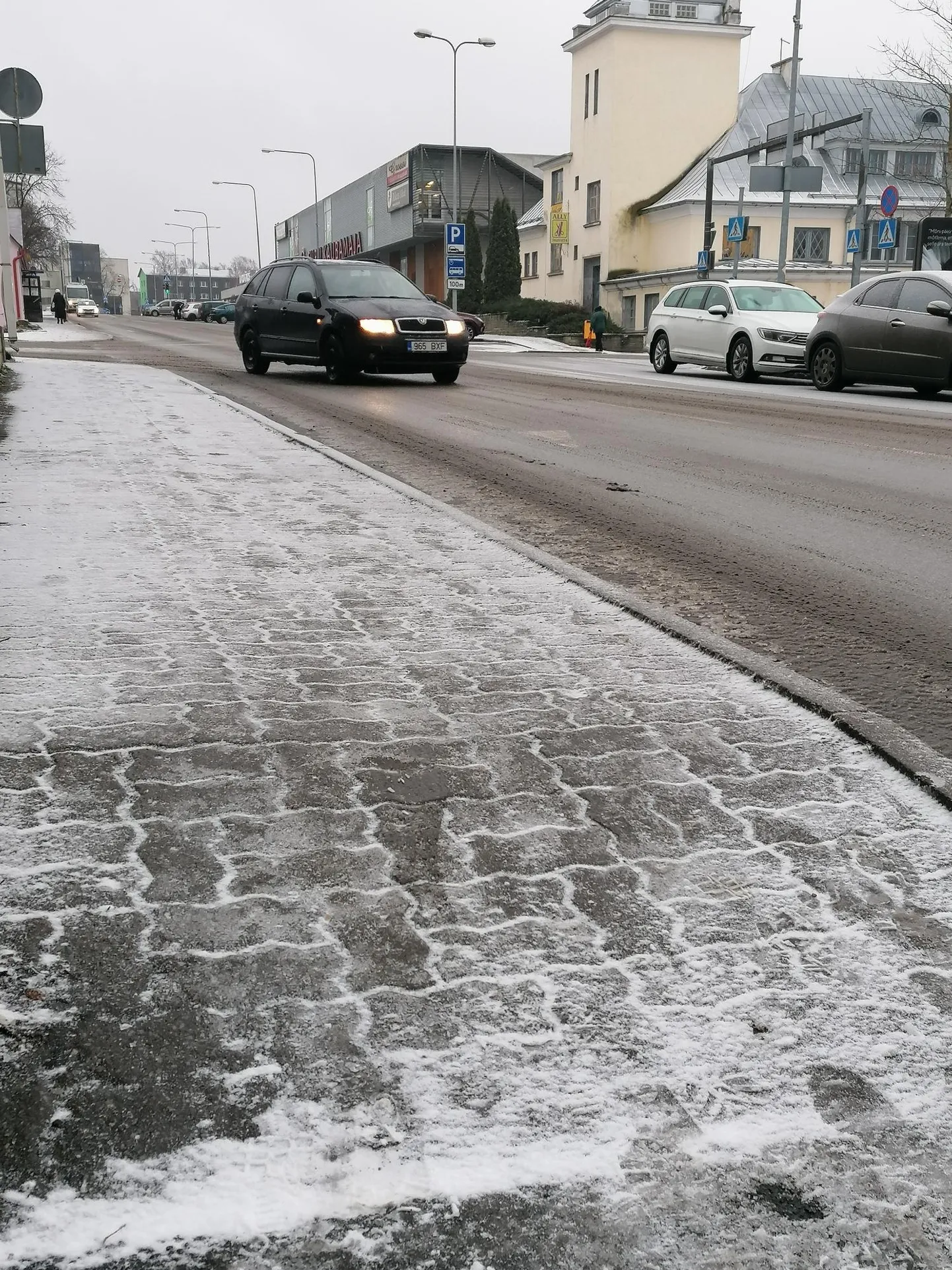 Talvisteks ilmaoludeks ollakse valmis: Rakveres algas juba varahommikul libedustõrje.