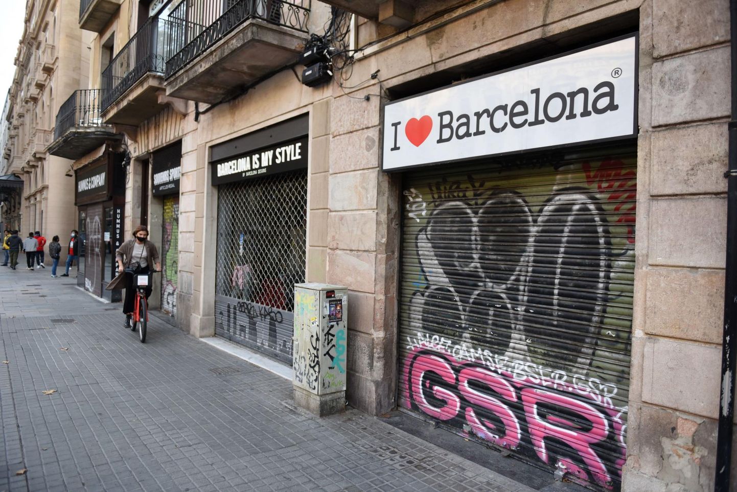Barcelona peatänav La Rambla on palistatud koroonapiirangute tõttu suletud äridest. 