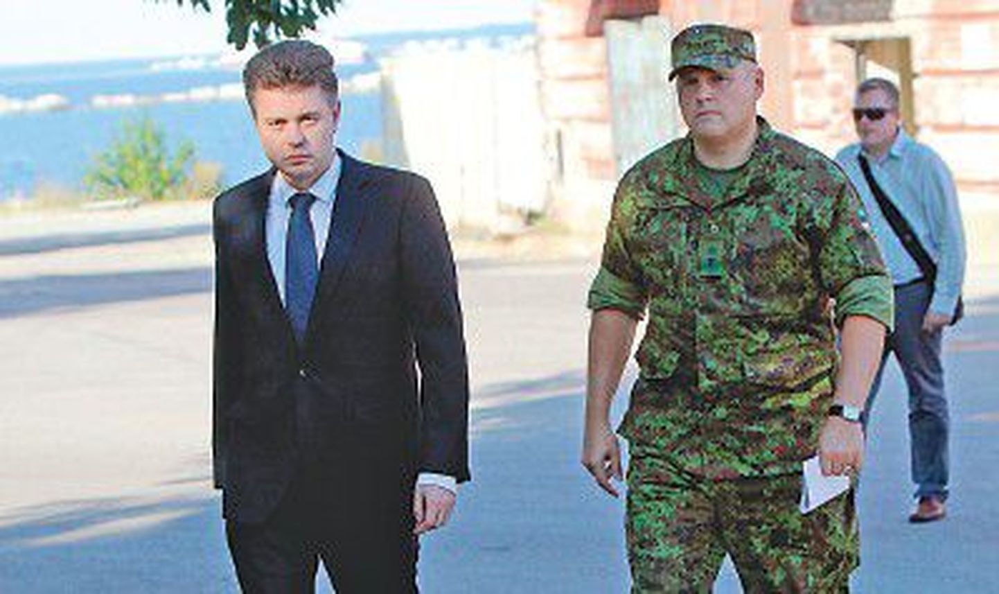 Министр обороны Урмас Рейнсалу (слева) и командующий Силами обороны бригадный генерал Рихо Террас.