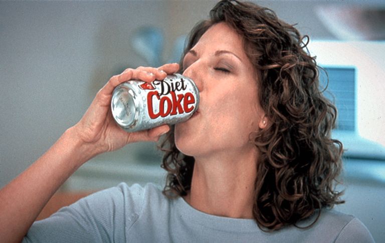 Naine joomas Diet Coke karastusjooki