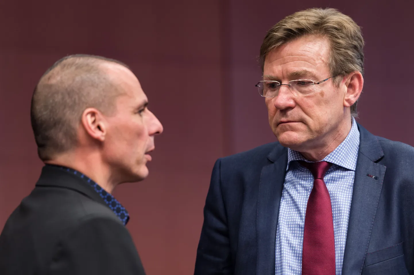 Kreeka rahandusminister Yanis Varoufakis (vasakul) vestleb oma Belgia kolleegi Johan Van Overtveldtiga.