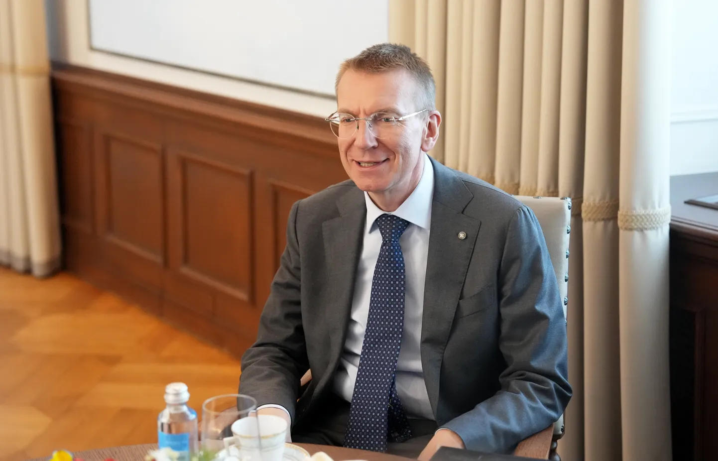 Valsts prezidents Edgars Rinkēvičs tikšanās laikā ar tiesībsargu Rīgas pilī.