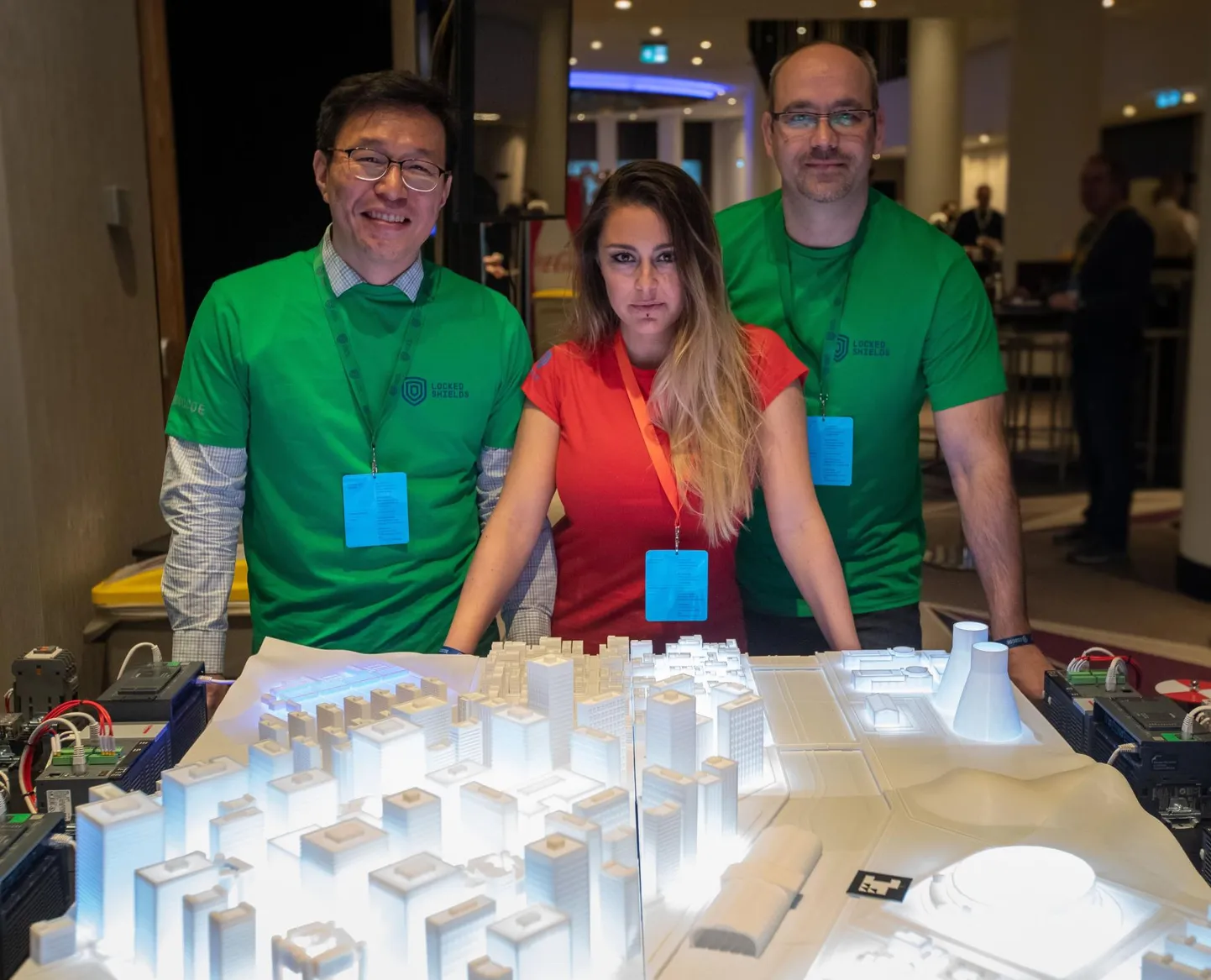 Joonsoo Kim, Sandra Bardon ja Gabor Visky ning Korea Riikliku Julgeoleku-uuringute Instituudi tehtud Smart City mudel, mis võimaldab läbi mängida erinevate SCADA-süsteemide võrkude kaitset.