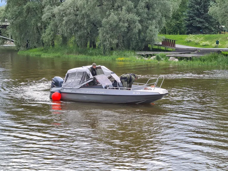 Mustvee kordoni piirivalvurid Emajõel otsinguid jätkamas.