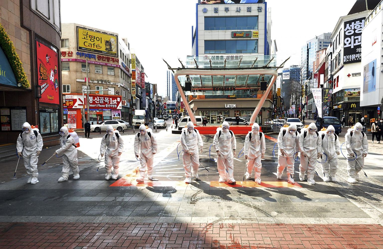 Kaitseriietuses Lõuna-Korea sõdurid desinfitseerivad tänavat.