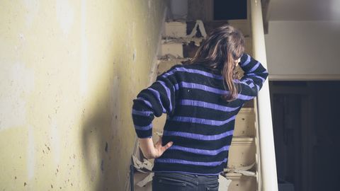 Kodu renoveerinud naine leidis trepi alt 44 aastat vana kirja: «Mul tuli kananahk ihule»