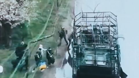 VIDEO ⟩ Hullumeelne päästeoperatsioon tule all: Ukraina brigaad evakueeris Lõmanist kümme tsiviilisikut