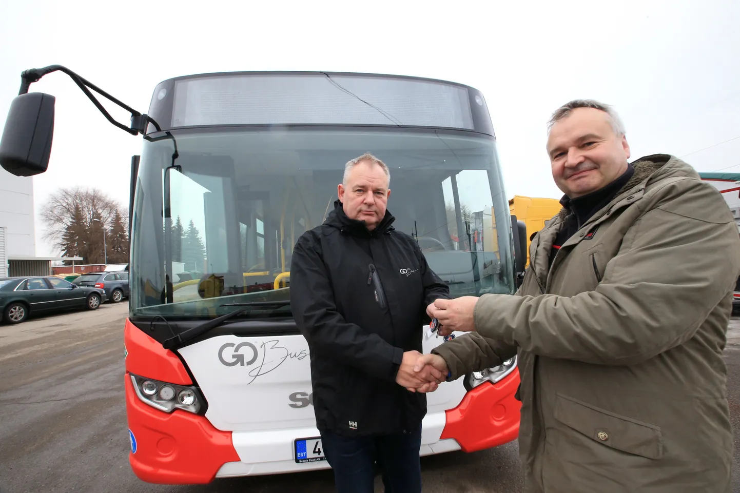 Uute busside üleandmine. Pildil Go Busi juht Andrei Mändla (vasakul) ja Scania Tartu osakonna juhataja Ivo Kalmus.