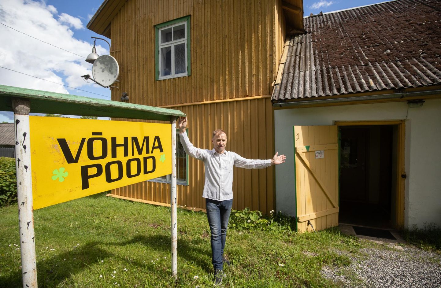 Vinge ajaloolise hõnguga Võhma külapoe omanik ja müüja Valerik Hoolma sirutab käed laiali ja manab näole särava naeratuse klientide põuast olenemata.