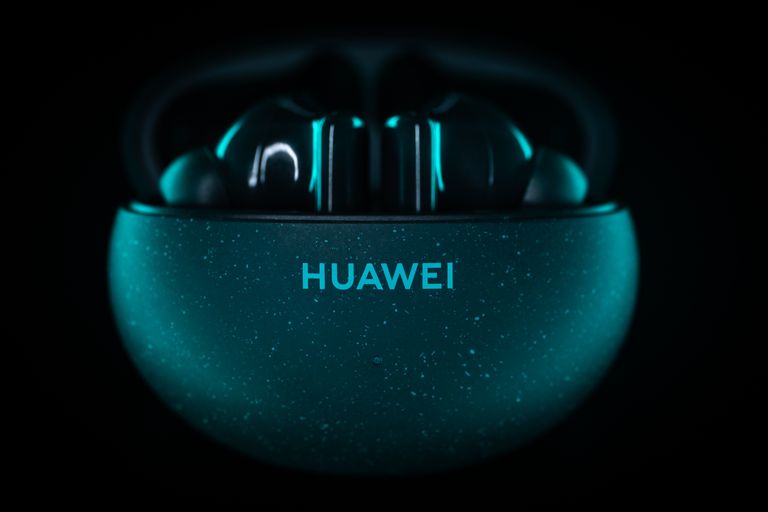 Koos laadimiskorpusega saab Huawei uusi kõrvaklappe kasutada kuni 28 tundi.