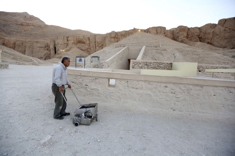 Jaapani radarispetsialist Hirokatsu Watanabe uurimas maapinda läbistava radariga vaarao Tutanhamoni matmispaika