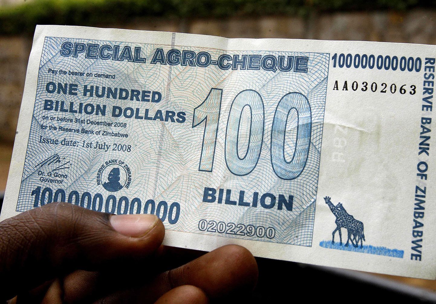 Купюра достоинством 100 миллиардов зимбабвийских долларов