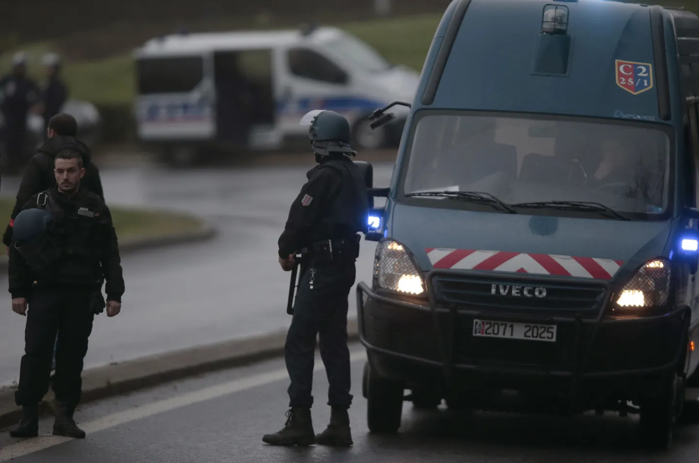 К северу от Парижа французская полиция окружила здание склада, в котором укрылись участники нападения на редакцию журнала Charlie Hebdo в Париже, застрелившие 12 человек.