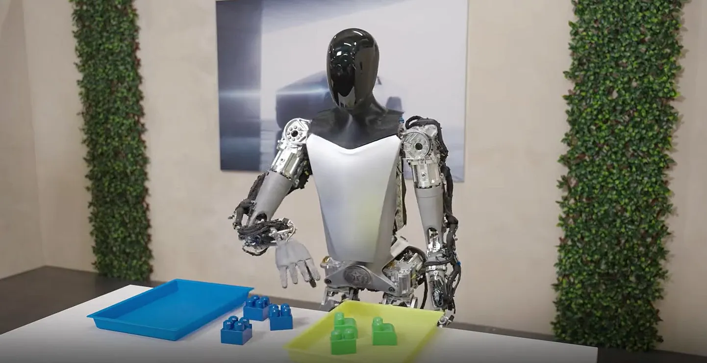 Inimese jaoks mängleva kergusega tehtavad ülesanded nõuavad robotilt põhjalikku õppimist. Tesla Optimus on nüüd esimesed uued oskused selgeks saanud, mis aitaksid hiljem tehasetöölisena hakkama saada.