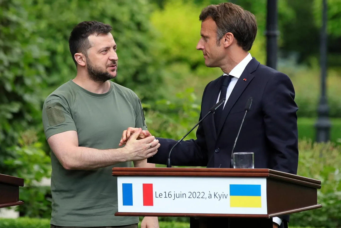 Kiievis Ukraina presidendile Volodõmõr Zelenskõile (vasakul) kindlat toetust lubanud Prantsusmaa riigipea Emmanuel Macron ei pruugi saada teda tuleva nädala ülemkogul aidata.