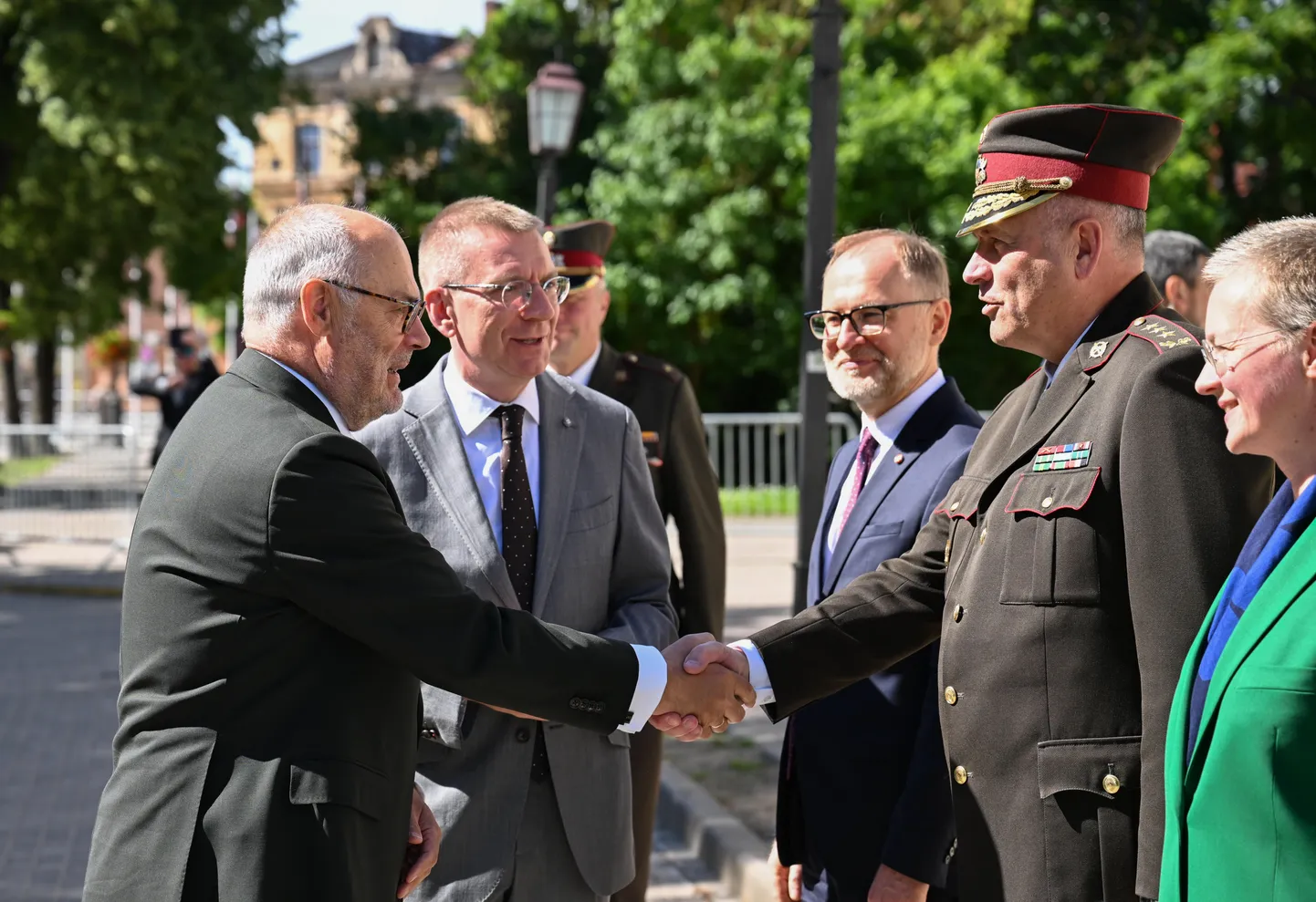 President Alar Karis koos Läti presidendi Edgars Rinkēvičsiga Eesti ja Läti kaitseliidu ühisparaadil Cēsises (Võnnus) 22. juunil 2024.