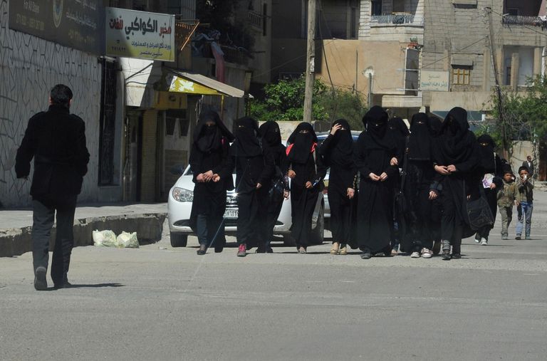 Raqqa koolilapsed hidžaabides.