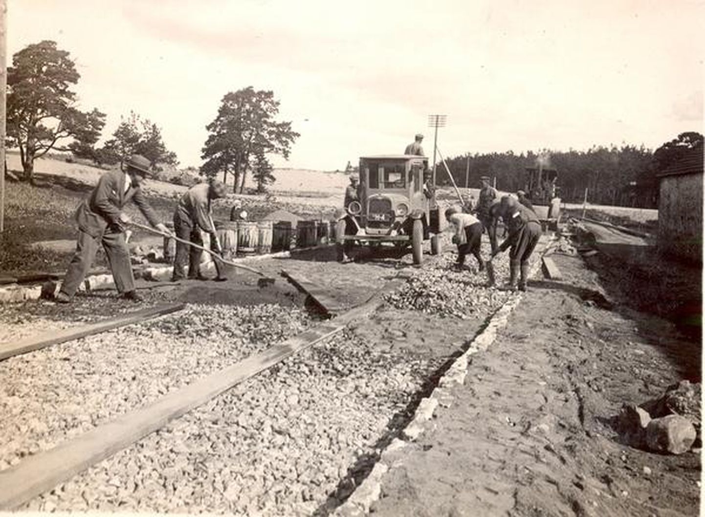 Tsement-makadamtee ehitamine Pärnus 1933. aastal.
