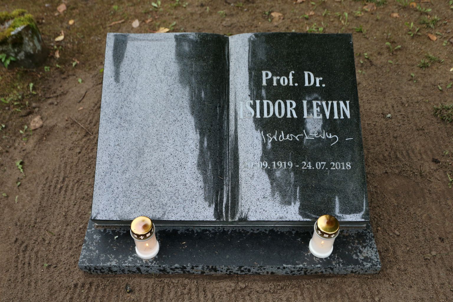 Professor Isidor Levini hauaplats Raadi kalmistul sai raamatukujulise hauatahvli, mil Isidor Levini autogramm.