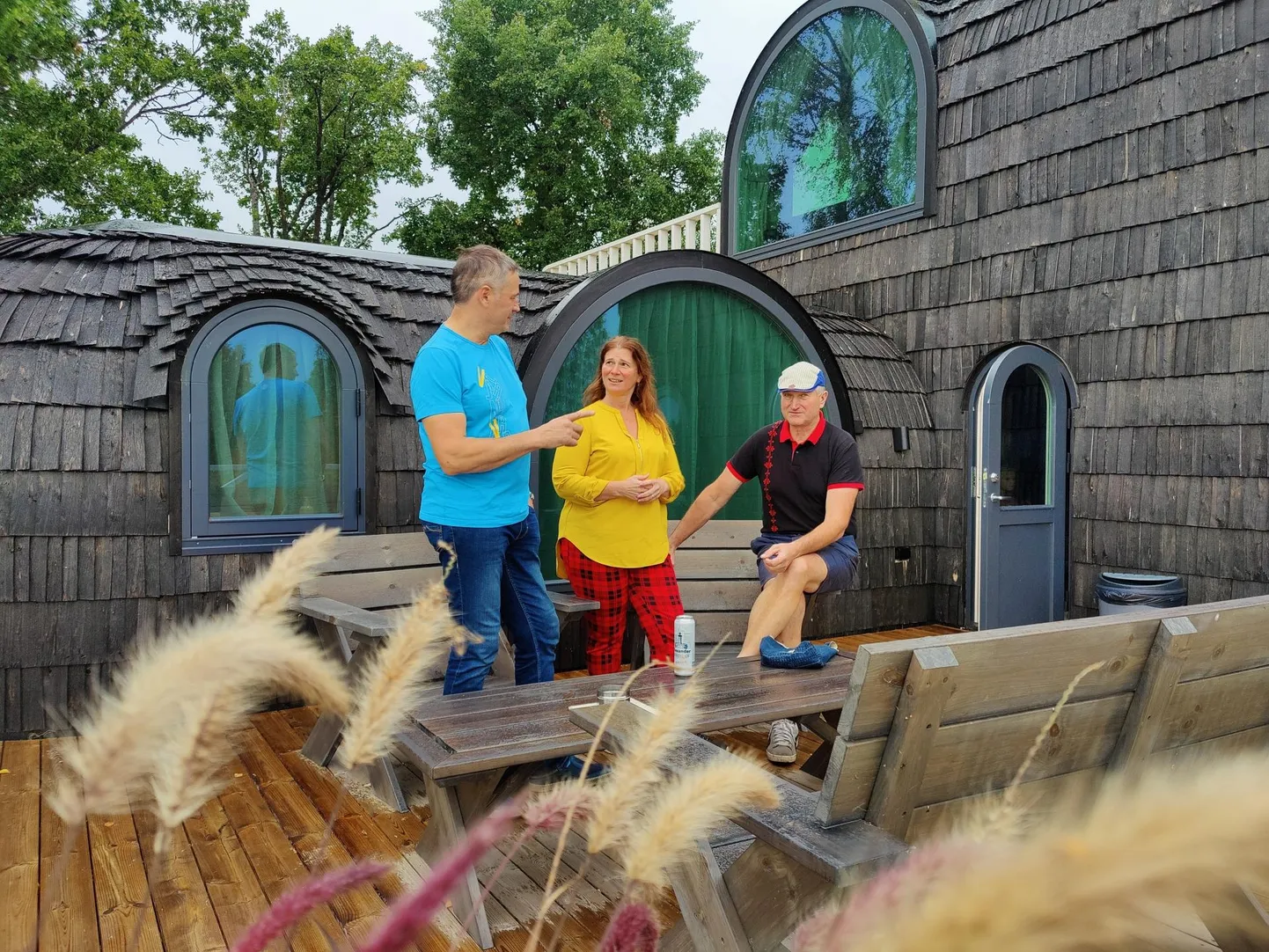 Viljandi vallavanem Alar Karu (vasakul) oli omavalitsust sauna ees ja laval esindamas.
