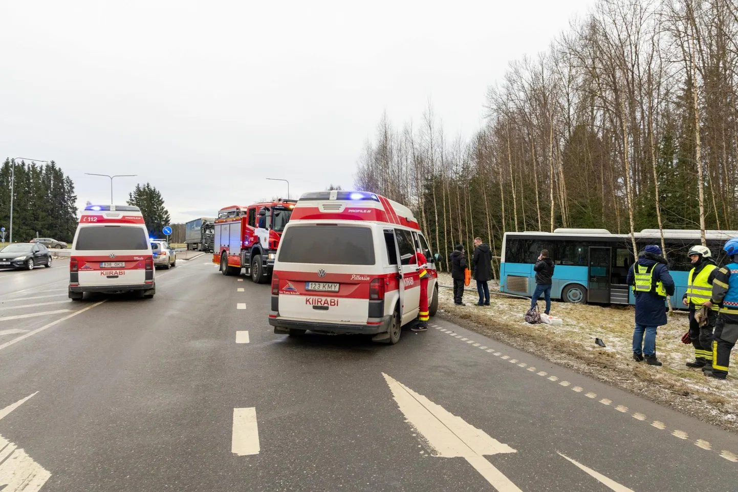 Esialgse info järgi viibis bussis tosin inimest ning neist kuus said viga ja viidi haiglasse.