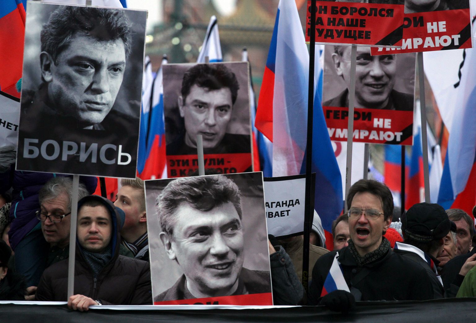 Vene opositsionäärid mõrvatud Boriss Nemtsovi plakatitega 1. märtsil 2015. aastal Moskvas. Nemtsov mõrvati sama aasta 27. märtsil sillal Kremli lähistel.