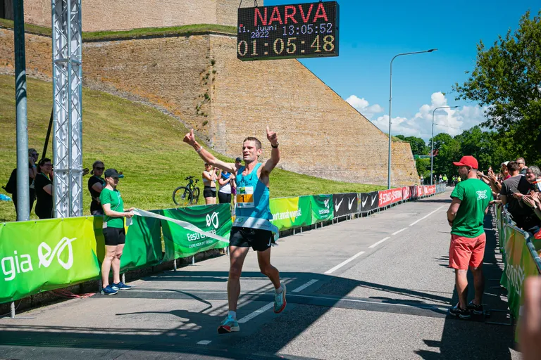 Tiidrek Nurme finišeerib  Hermanni linnuse kõrval Narva energiajooksu võidmehena poolmaratoni rajal.