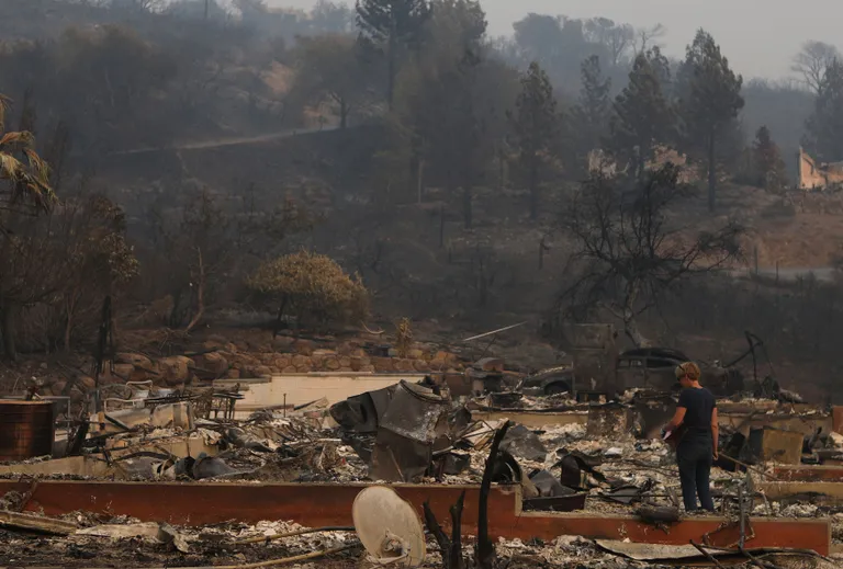 Napa elanik vaatab, mis ta kodust järel. /JIM URQUHART/REUTERS/SCANPIX.