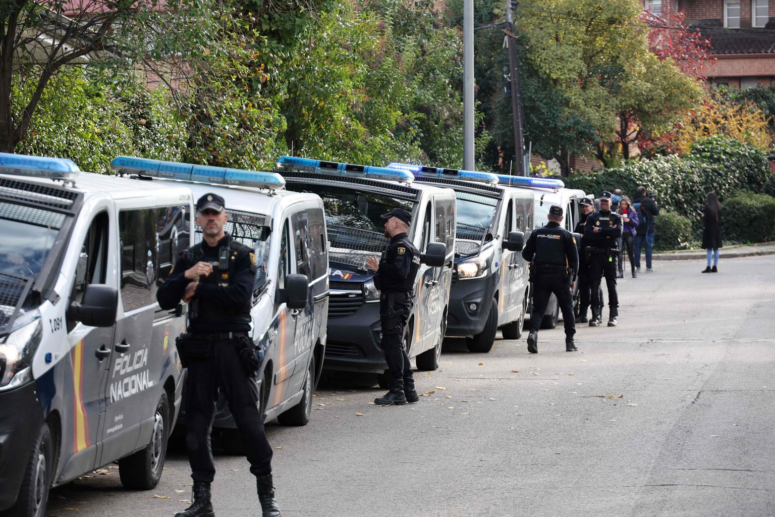 Policisti pie Ukrainas vēstniecības Spānijā pēc bumbas sprādziena. 2022. gada 30. novembris.