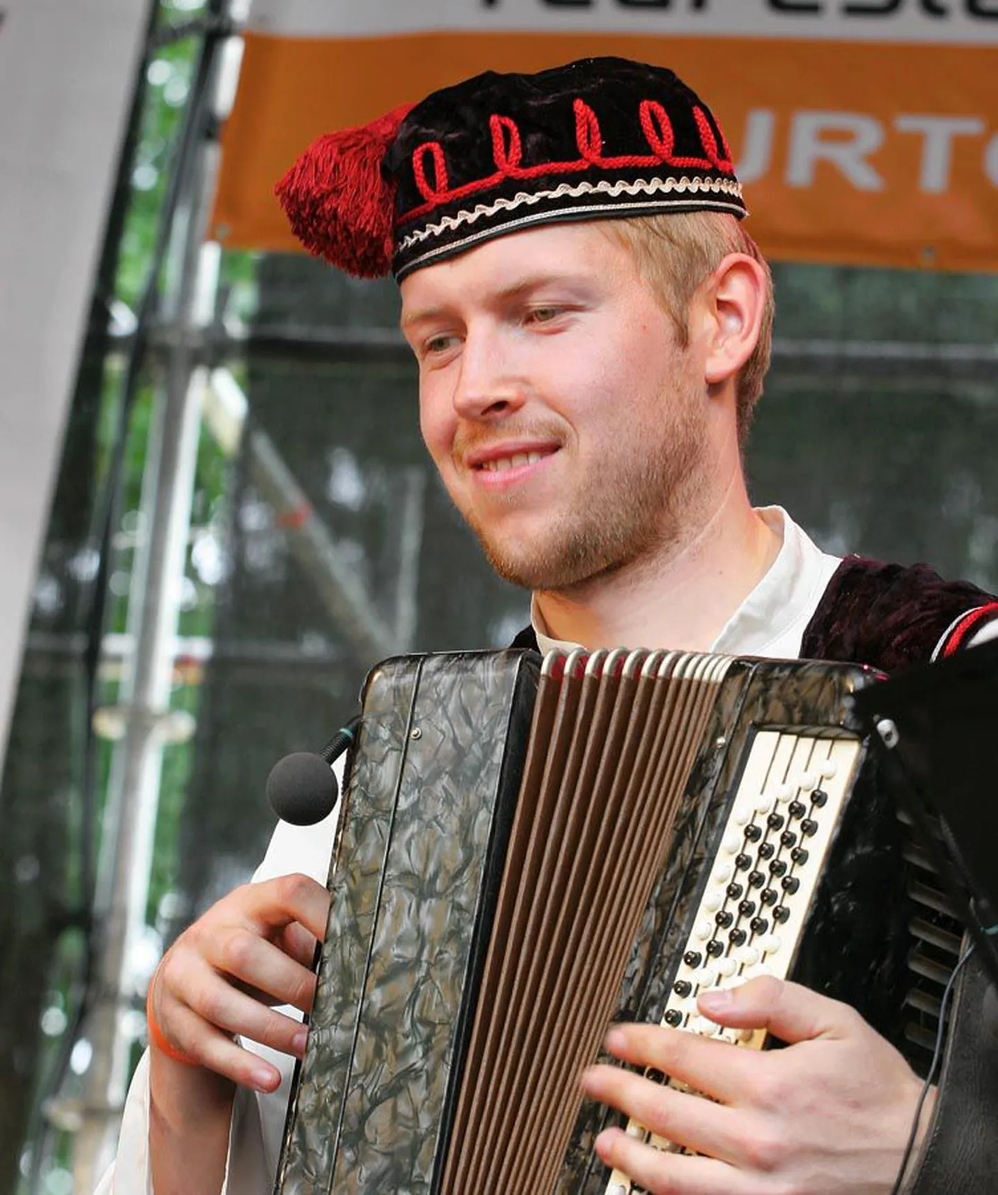 Teiste hulgas astub lavale Läänemaa ja Pakri lõõtsamängu stiili uuriv Tarmo Noormaa, kes on ka Viljandi pärimusmuusika festivali programmijuht.