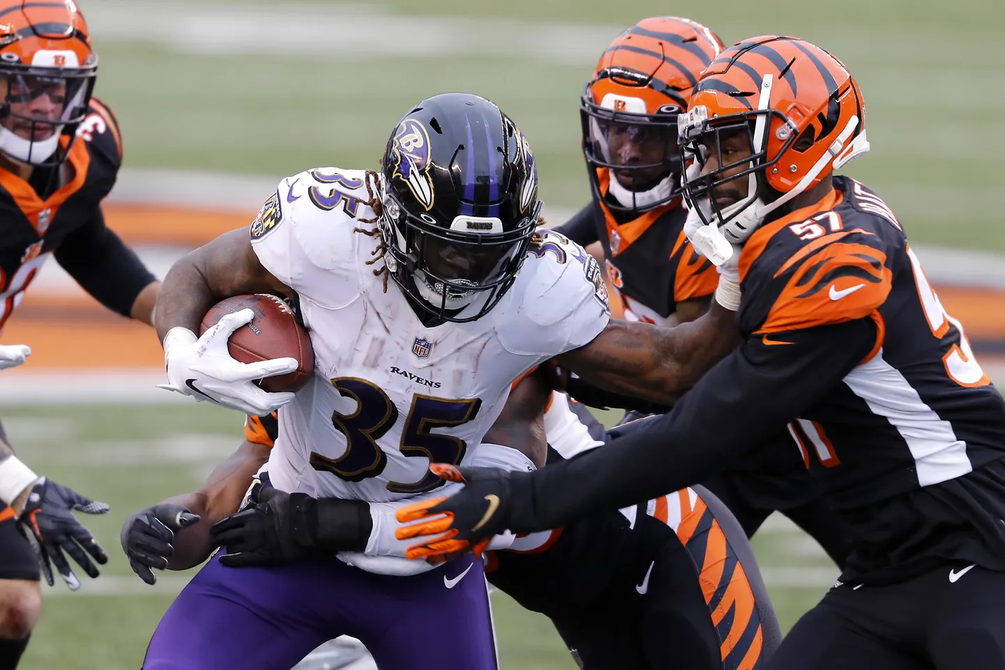 Baltimore Ravensi ründetäht Gus Edwards (35) mänguhoos.