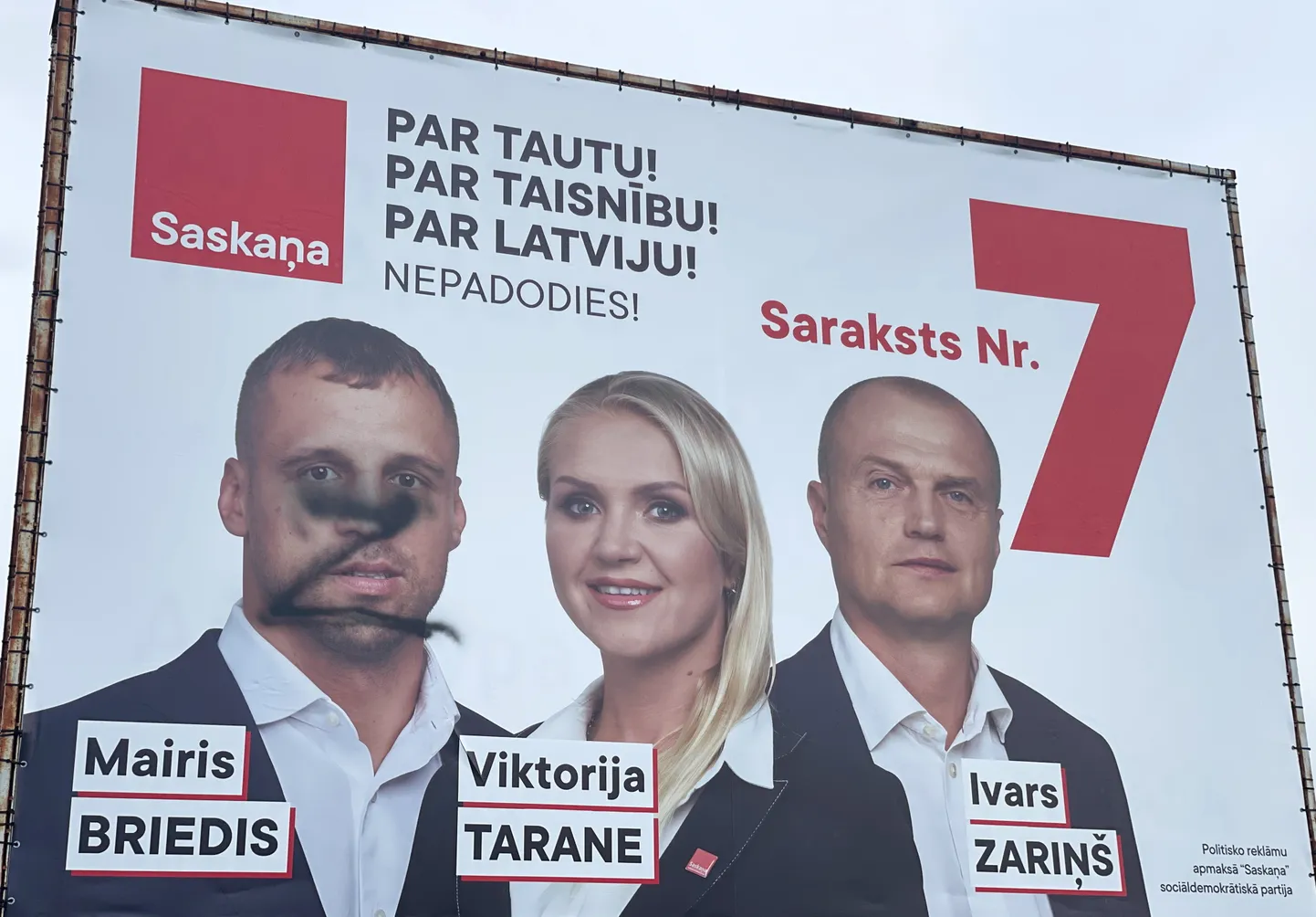 Разрисованный предвыборный плакат партии "Согласие"