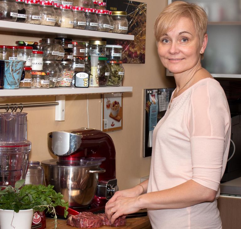 Ihastes elavale müügijuhile Triinu Võsule meeldib kodus toitudega eksperimenteerida.