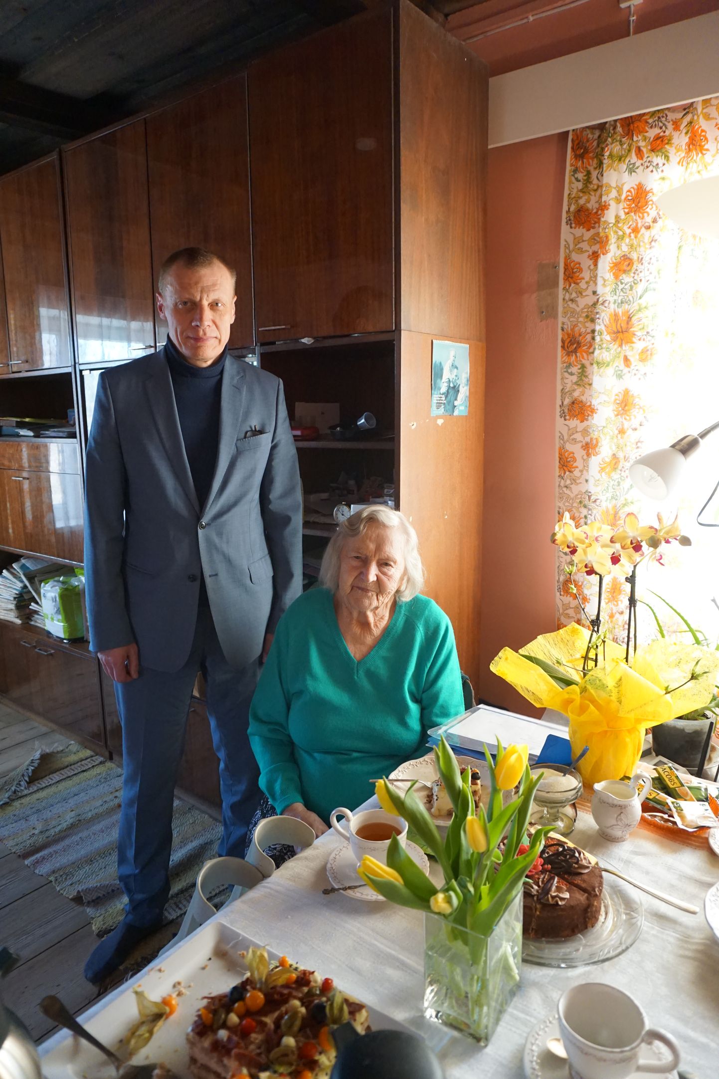 8. veebruaril tähistab 100. sünnipäeva Rebasemõisa küla elanik Helmi Vähi. Fotol koos Valga vallavanema Margus Lepikuga.