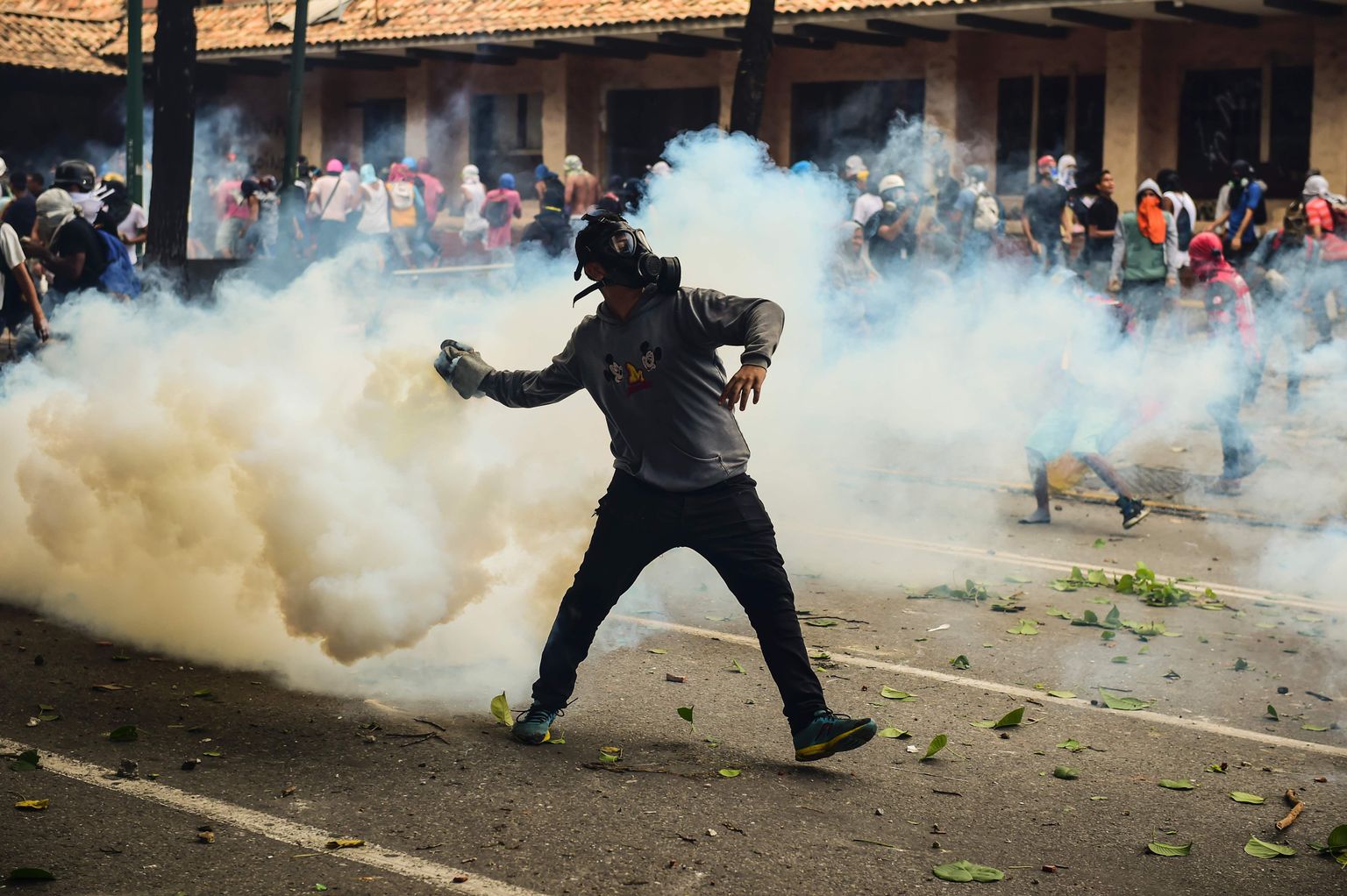 Pealinnas Caracases jätkusid neljapäeval kähmlused märulipolitsei ja protestijate vahel.