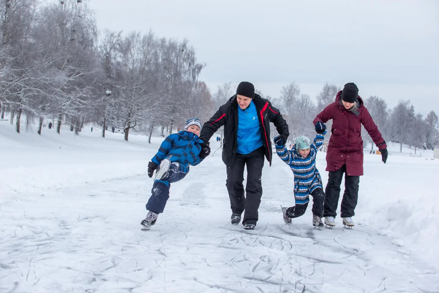 Paala järve jää on paksust kogunud kohati üle 20 sentimeetri ja kannab rajameistri tehtud mõõtmise järgi kenasti. Siiski kehtis veel eile siseveekogude jääle mineku keeld.