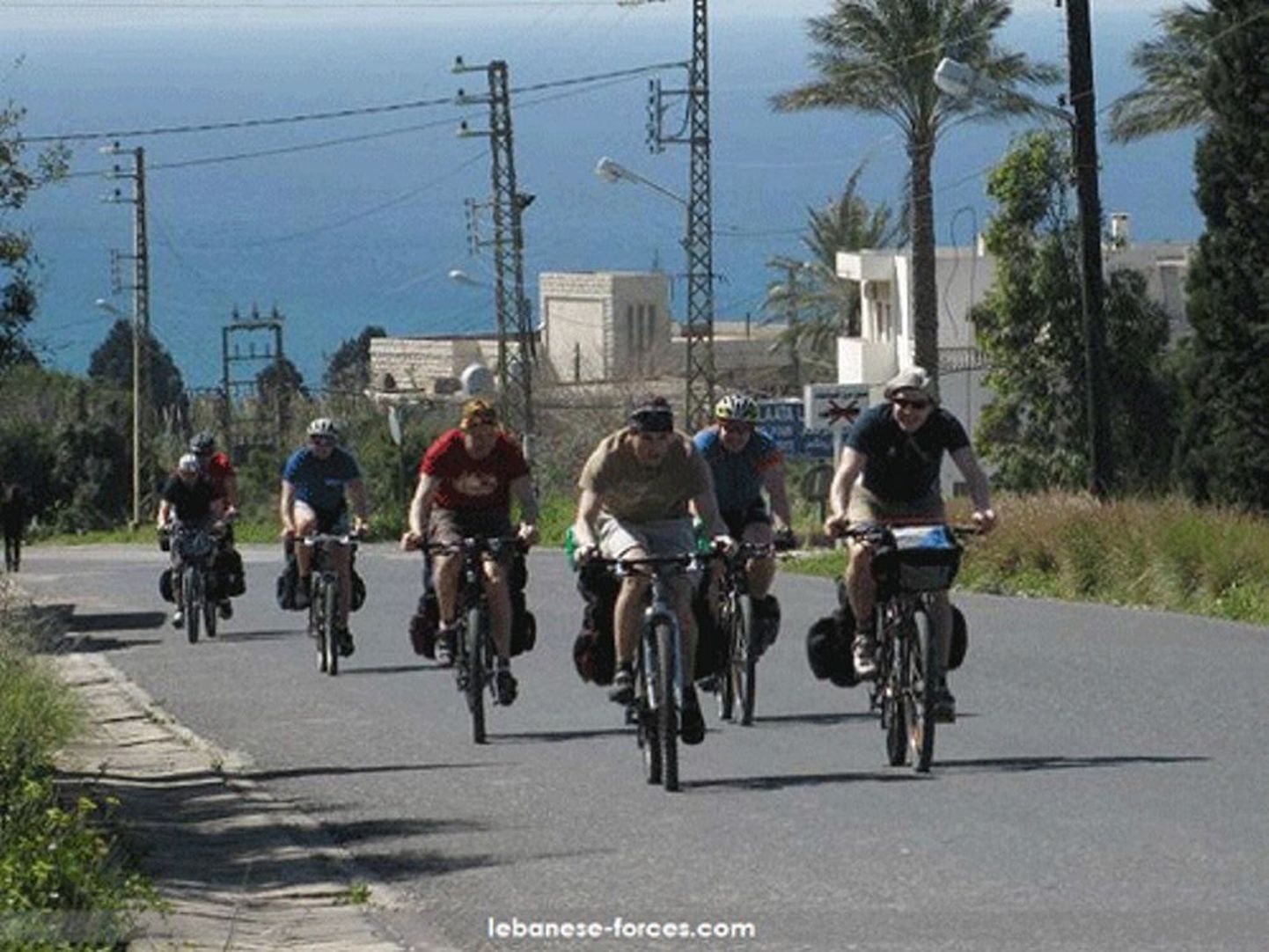 See foto Eesti jalgrattaturistidest on tehtud Liibanonis mõni aeg enne röövi, kuid kes on foto autor ja kuidas see Liibanoni meediaväljaannetesse sattus, ei ole toimetusele teada.