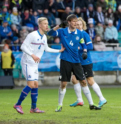 Raio Piiroja (keskel) pidas oma viimase mängu Eesti koondise eest 2015. aasta märtsis Lilleküla staadionil Islandi vastu.