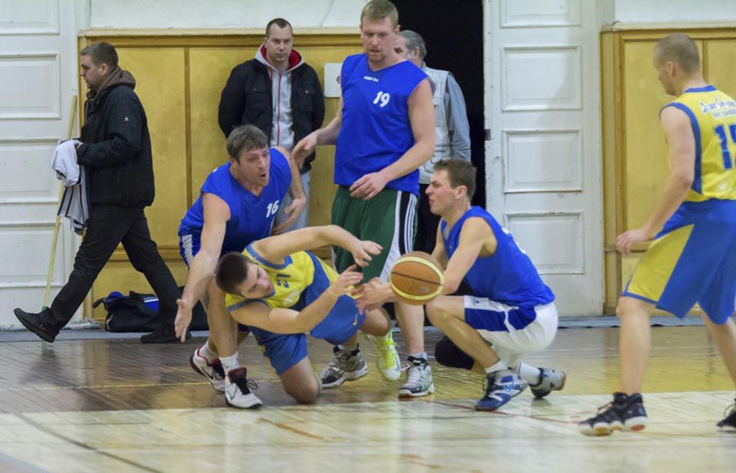 Viljandimaa 2014. aasta korvpalli meistrivõistlustel osaleb 13 meeskonda. Pilt on tehtud Männimäe Külalistemaja ja Kärstna vastasseisul.